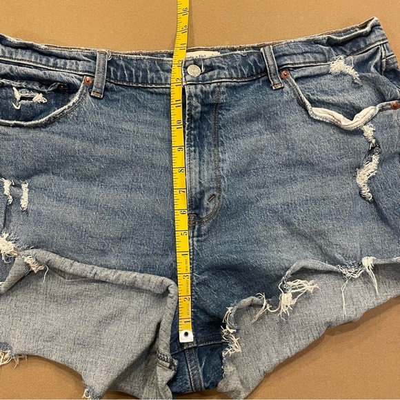 Abercrombie & Fitch Curve Love The Mom Short High Rise Distressed Size 34/18 - Picture 10 of 11